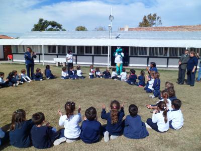 sala de 5 años planta un árbol junto al Lagarto Juancho